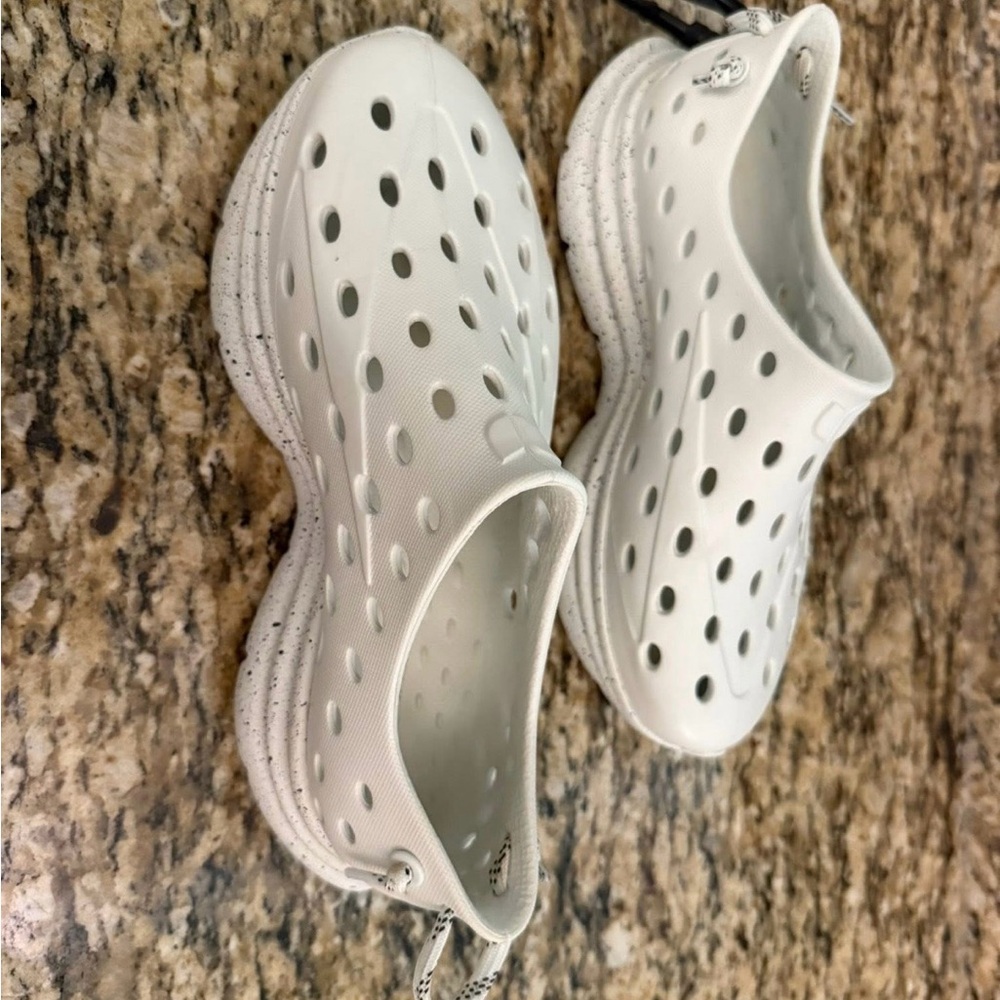 Kane Size Women's 5/Mens 3
Purchased for vacation and didn't use